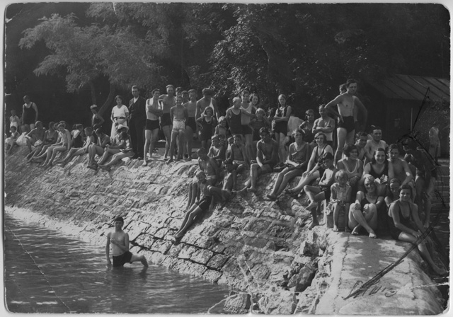 Silvio Bettoli in sulla riva di un fiume balneabile nella Svizzera romanda