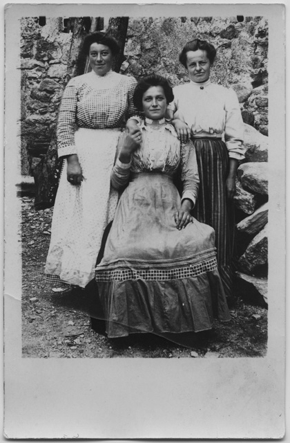 Tre giovani donne in posa