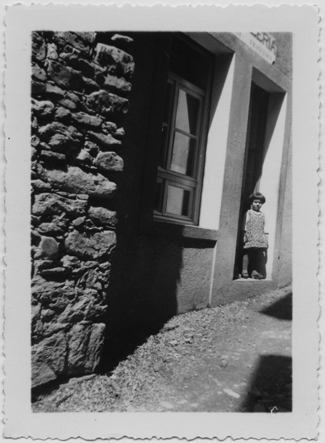 Bambina sulla porta a Sonvico