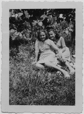 Ragazze in posa in un vigneto a Sonvico