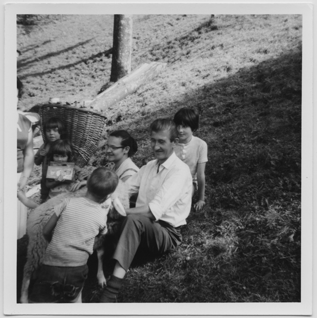 Gruppo sopra a un prato con gerla