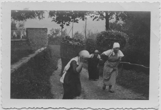 Donne con la gerla a Sonvico