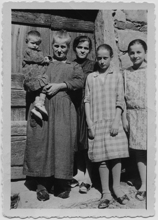 Gruppetto davanti ad una casa a Sonvico