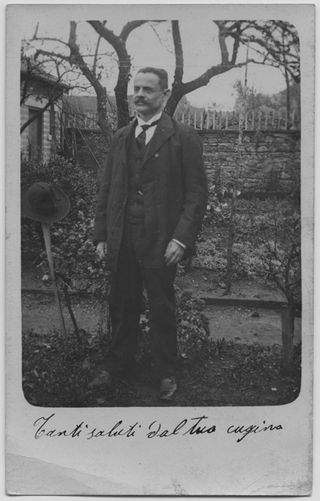 Uomo in posa in giardino