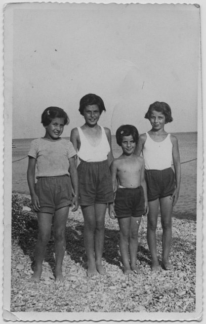 Bambine in posa in spiaggia