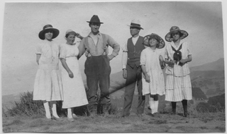 Gruppo in posa davanti ad un panorama