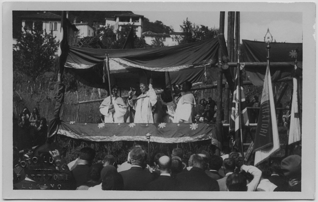 Mons. vescovo Aurelio Bacciarini durante la benedizione della prima pietra dell'Opera Charitas
