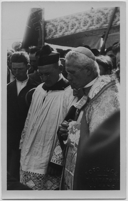 Mons. vescovo Aurelio Bacciarini durante la benedizione della prima pietra dell'Opera Charitas