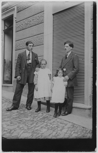 Fratelli Polli davanti alla bottega di famiglia a Sonvico