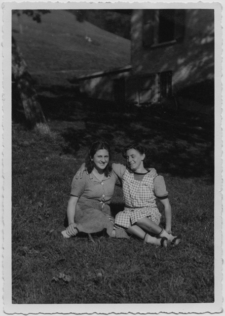 Carmen Mini e Maria Barizzi sopra a un prato a Pres'gè