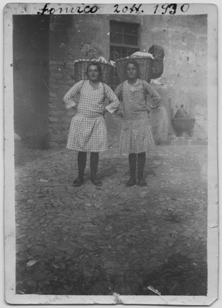 Pierina e Iride Soldati di Cimadera in viaggio per il mercato di Lugano con un carico di funghi