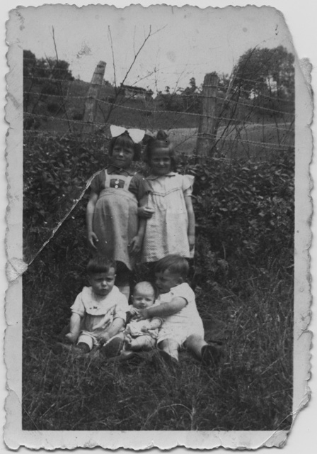 Bambini in posa sopra a un prato a Cimadera