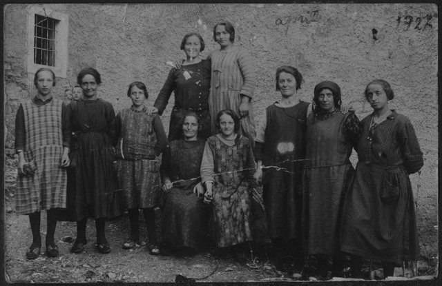 Donne di Cimadera in posa