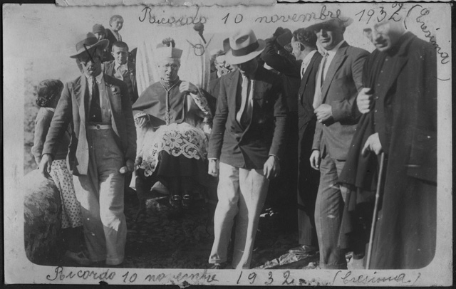 Mons. Vescovo A. Bacciarini trasportato da un gruppo di fedeli durante una Cresima