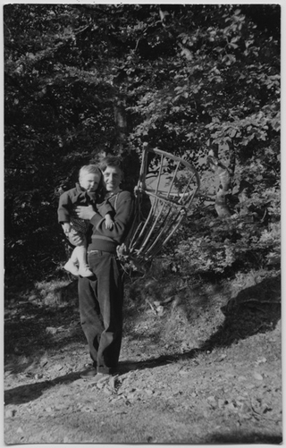 Ragazzo in posa con gerla e bambina