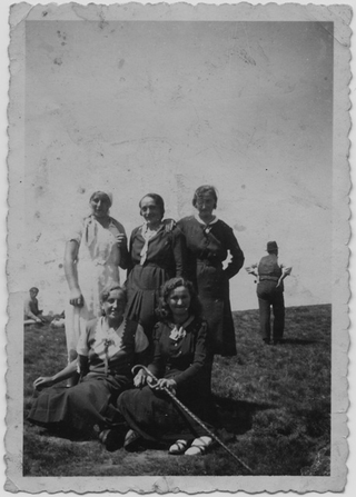 Ragazze di Cimadera in posa