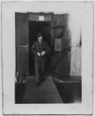 Uomo in divisa militare