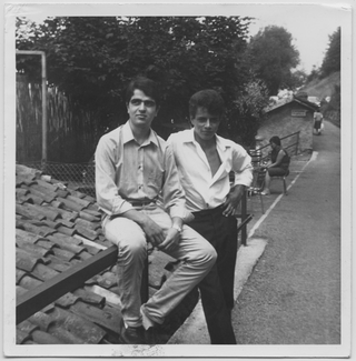 Ragazzi in posa sulla strada a Cimadera