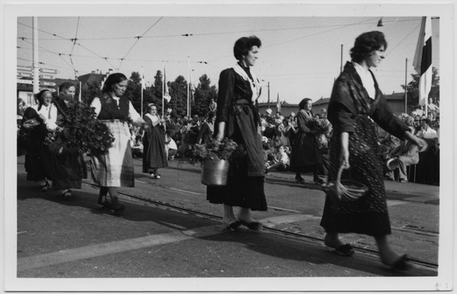 Parata di donne in abiti tradizionali valcollini