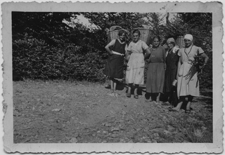 Giovani donne in posa con gerle