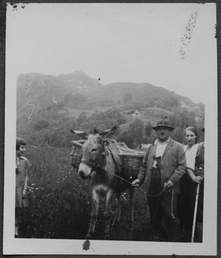 Piero Antonini mentre consegna la posta ai monti di Condra