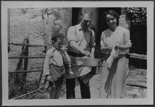 Famiglia all'aperto con tegame