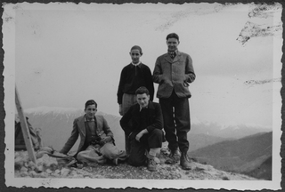 Giovani in posa sui Denti della Vecchia