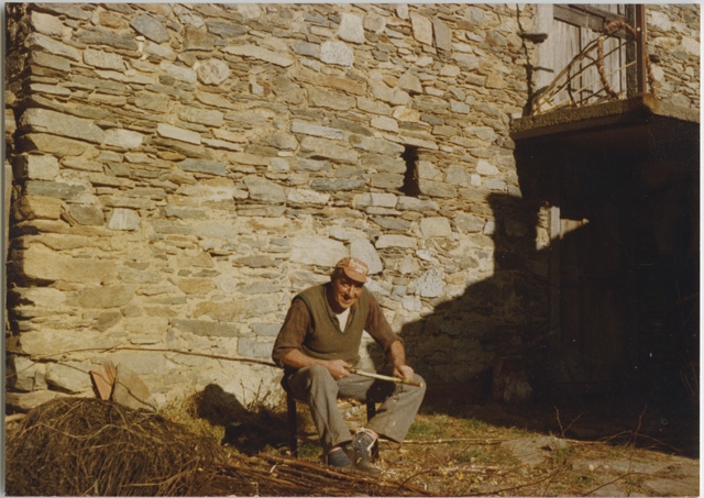 Plinio Storni costruisce un cargansc