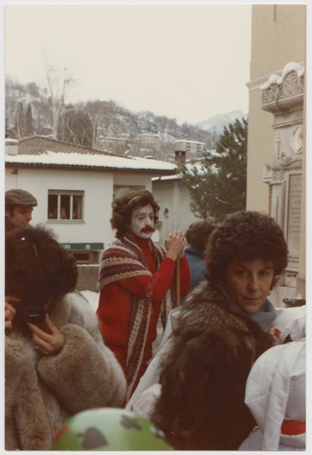 Giorgio Menghetti (al centro) al carnevale di Tesserete