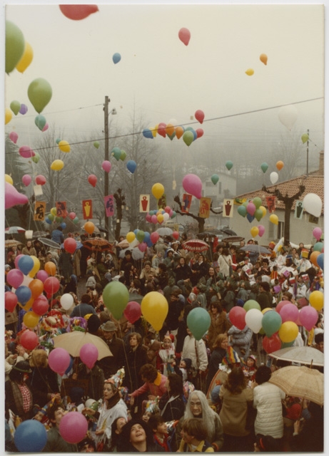 Lancio di palloncini al carnevale di Tesserete