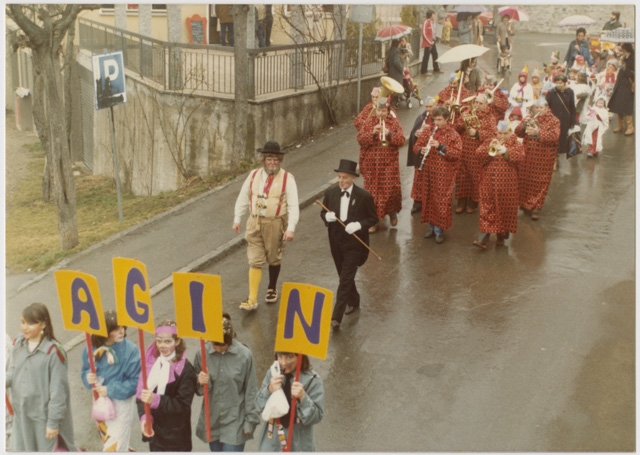 Or Penagìn e il ministro Porta Penagia al corteo di carnevale a Tesserete