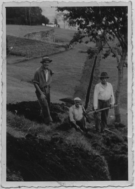 Uomini durante gli scavi dell'acquedotto ai monti di Nava