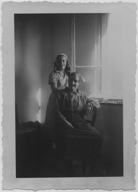 Ilde e Brigida Mini in posa alla finestra