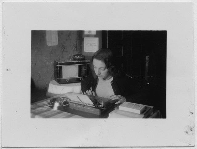 Delia Mini alla macchina da scrivere