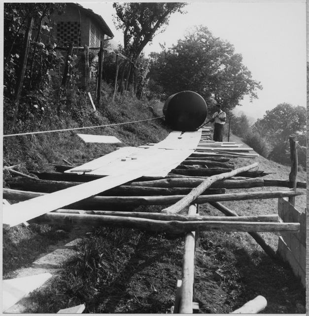Posa di una cisterna a Roveredo