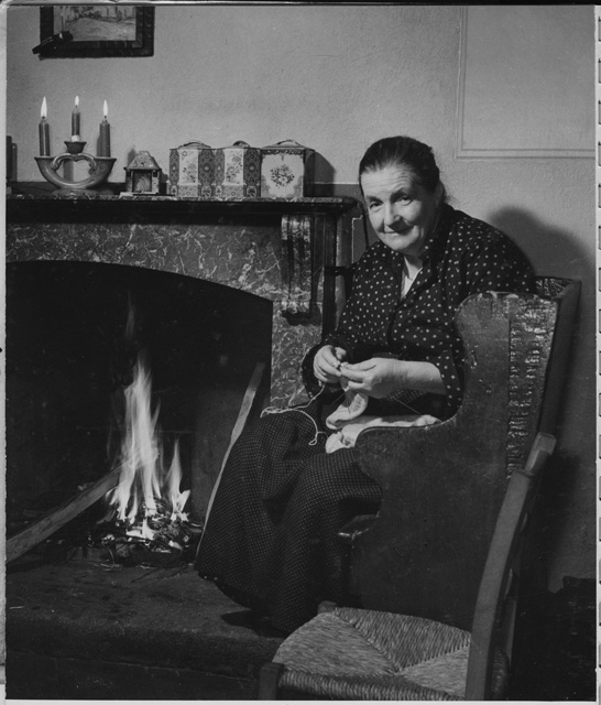 Brigida Mini mentre fa la maglia davanti al camino