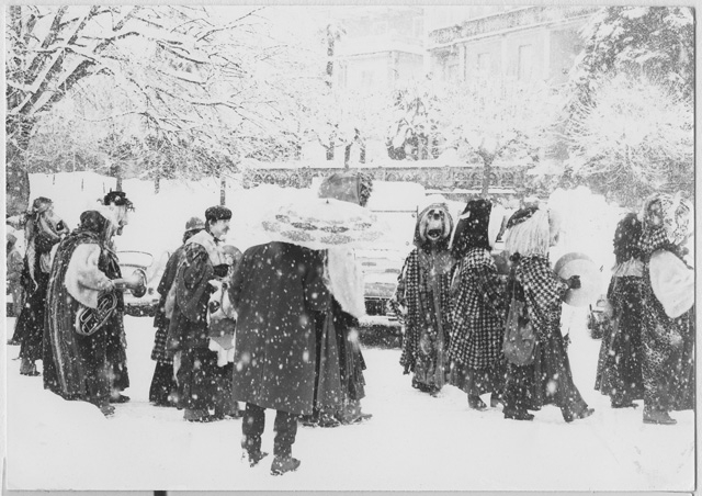 Gruppo mascherato sul piazzale della stazione di Tesserete
