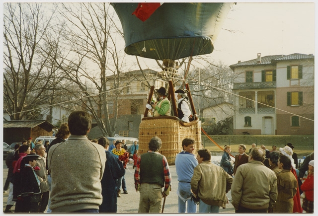 Decollo di una mongolfiera dal piazzale della stazione di Tesserete
