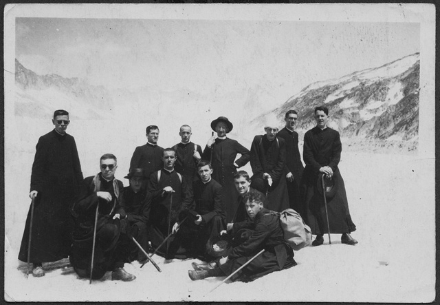 Religiosi in posa durante un'escursione in montagna
