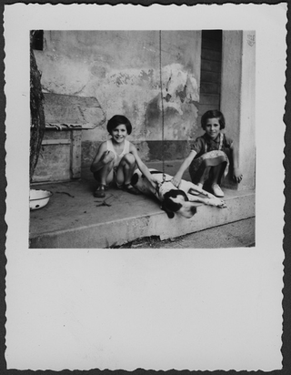 Due bambine in posa con cane