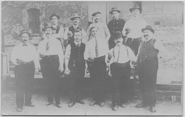 Giocatori di bocce in posa