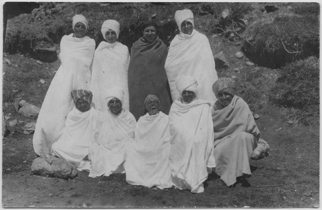 Uomini in posa in abiti mediorientali