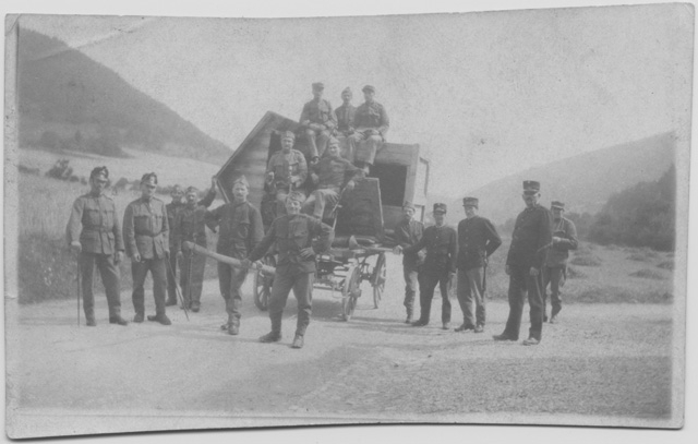 Militari in posa con carrozza