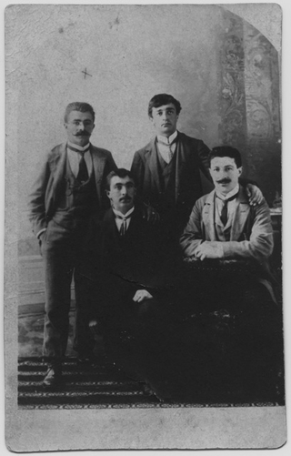 Quattro uomini in posa