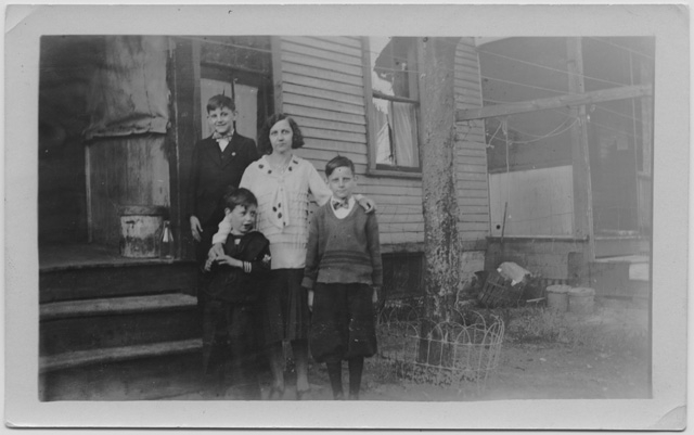 Famiglia in posa in cortile negli Stati Uniti