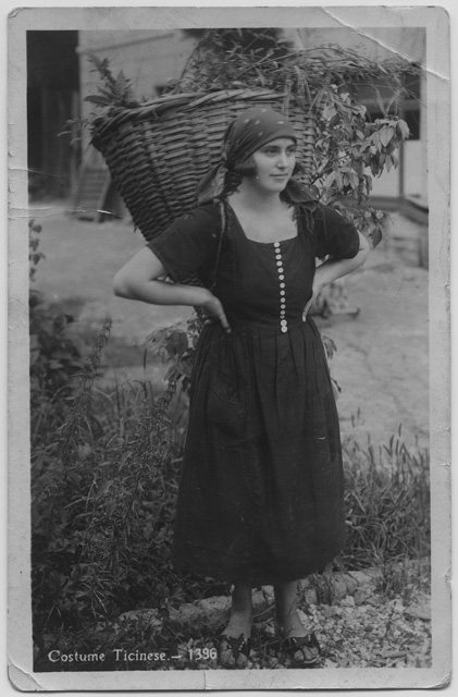 Ragazza in abiti tipici ticinesi