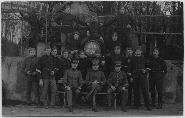 Compagnia di soldati in posa