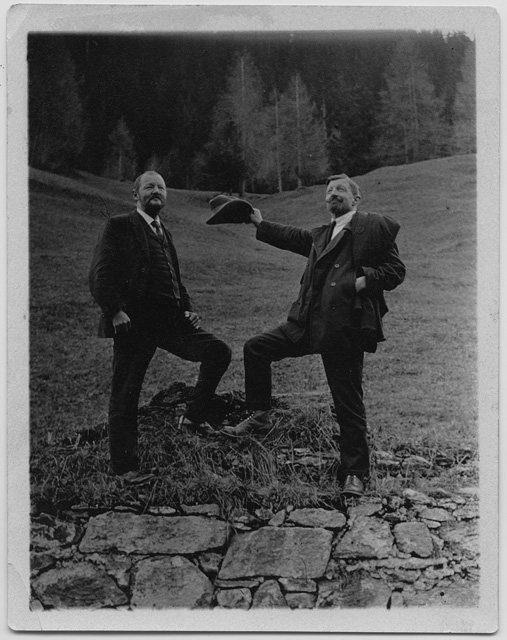 Uomini in posa in montagna