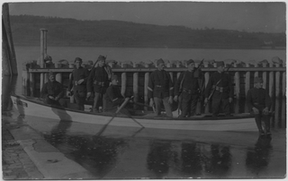 Militari a bordo di una barca