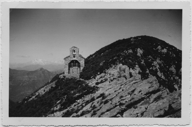 Veduta della cappelletta sopra Cimadera sul sentiero verso il Pairolo